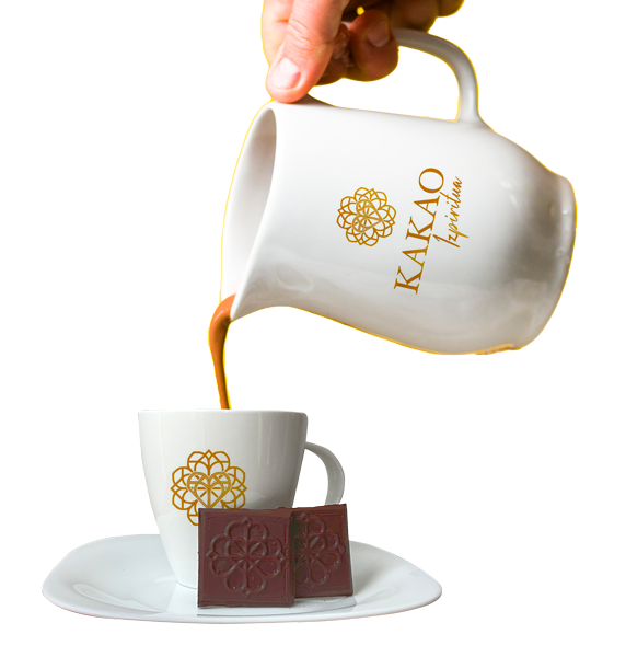 Chocolate caliente Kakao Izpiritua servido desde una jarra de porcelana a una taza de la marca